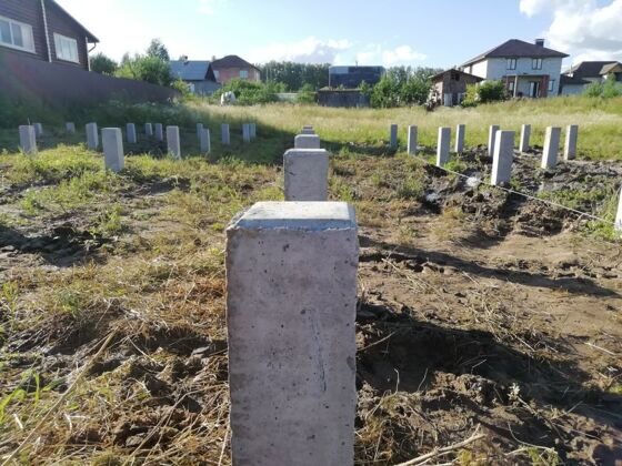   Железобетонная свая с40.15       

 Железобетонная свая размерами 150х150х4000 мм. 
Изготавливается по СТБ 1075-97 в заводских условиях из бетона марки F200 по морозостойкости и W8 по водонепроницаемости, что делает сваю устойчивой к возможному агрессивному действию подземных вод, а также действию отрицательных температур. 
Применяется для монтажа фундаментов относительно лёгких сооружений: дома из бруса, каркасные дома, срубы, бани, хозпостройки, ограждения 
Используется в случае необходимости при неблагоприятных геологических условиях. 